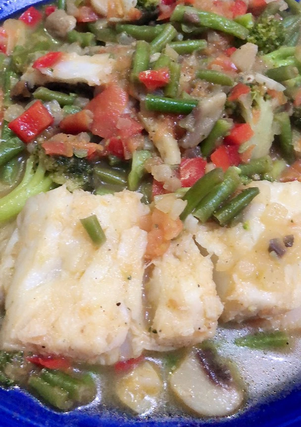 Una foto de Bacalao con verduras