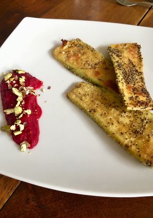 Una foto de Milanesas de zapallitos con puré de remolacha