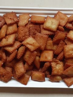 शंकरपाळे (shankarpale recipe in marathi) रेसिपी चे मुख्य फोटो