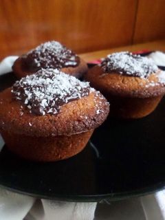 Una foto de Muffins integrales de coco y chocolate