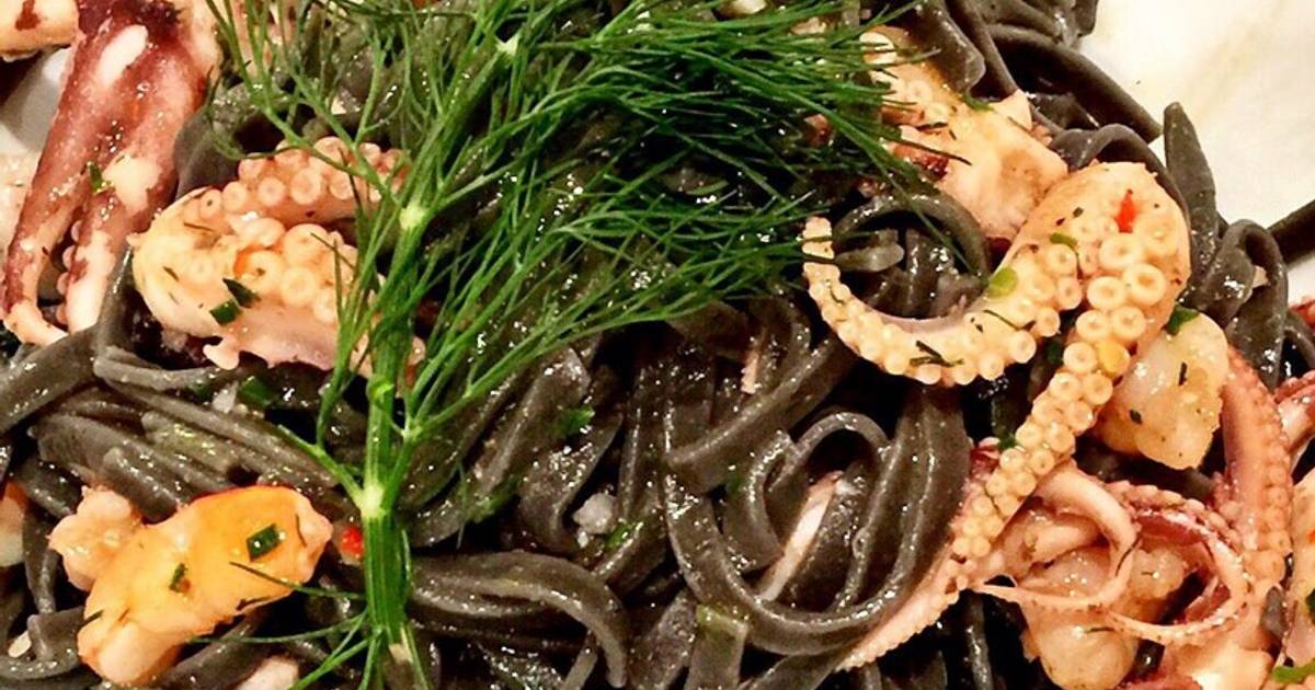 Squid Ink Pasta with Seafood and Chilli Recipe by Santy Coy - Cookpad