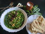 લહસુની પાલક ખીચડી (Spinach Garlic Khichdi recipe in gujarati)