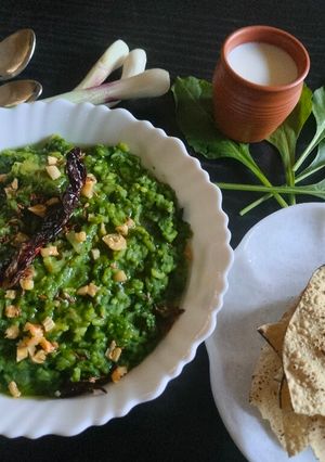 લહસુની પાલક ખીચડી (Spinach Garlic Khichdi recipe in gujarati) રેસીપી મુખ્ય ફોટો