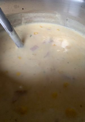 玉米濃湯 想要濃郁湯頭 起司與牛奶是必須的（如果沒有牛奶無糖豆漿也行喔！ 的食譜成品照片