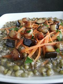 Una foto de Alubias mungo con berenjena