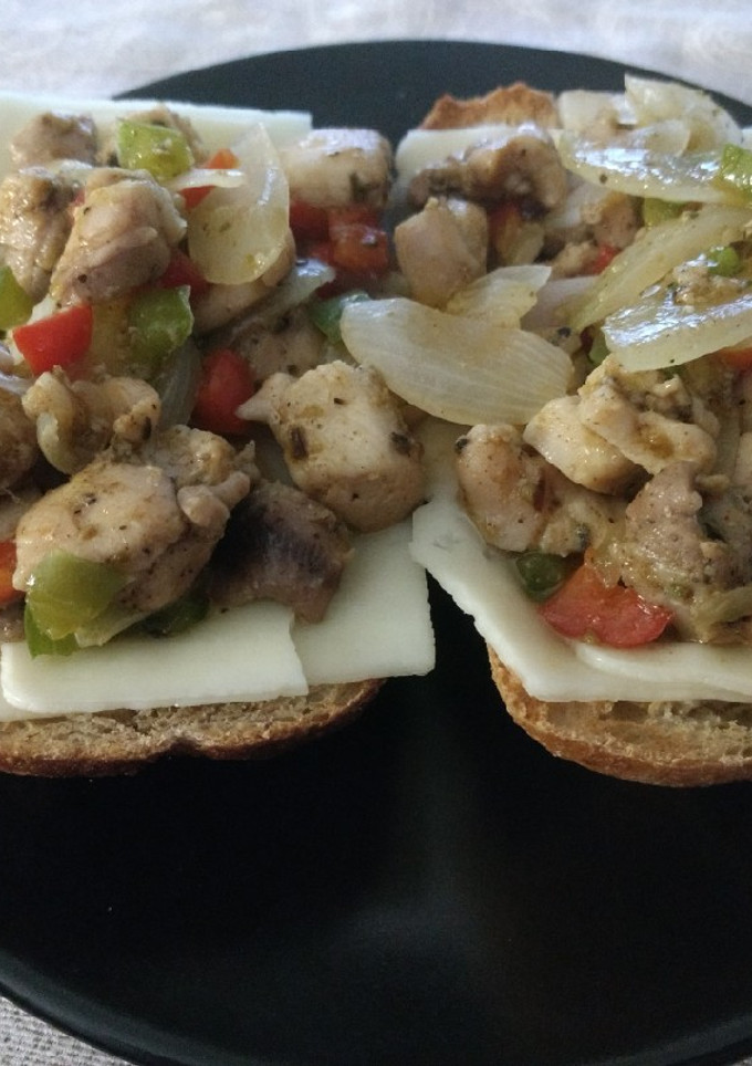 Una foto de Torradas con pollo con especias