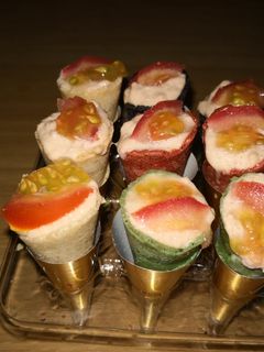 Una foto de Mini cucuruchos de atún con tomate y su caviar