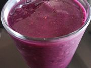 Una foto de batido de uva y fresa