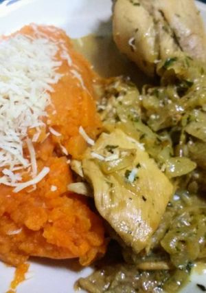 Una foto de Pollo a la cacerola con puré de zanahoria