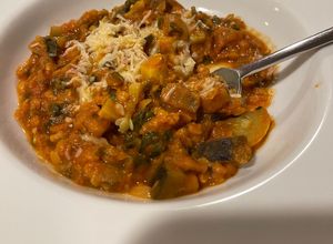Una foto de Zucchini y berenjenas al curry