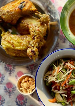 รูปของ ไก่ย่างบาหลี ทานคู่ส้มตำแครอท🧄🌶️