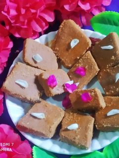 बेसन बर्फी (besan barfi recipe in hindi) रेसिपी मुख्य फोटो