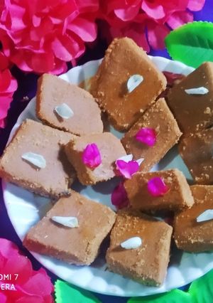 बेसन बर्फी (besan barfi recipe in hindi) रेसिपी मुख्य फोटो