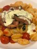 Orecchiette con datterini interi moscardini saltati e crema di feta