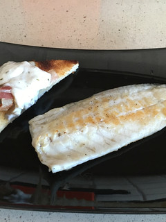 Una foto de Filetes de pescado con tostas de setas y panceta con all y oli gratinado