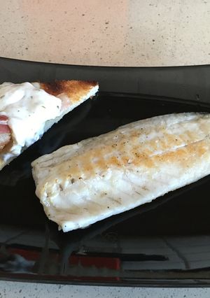 Una foto de Filetes de pescado con tostas de setas y panceta con all y oli gratinado