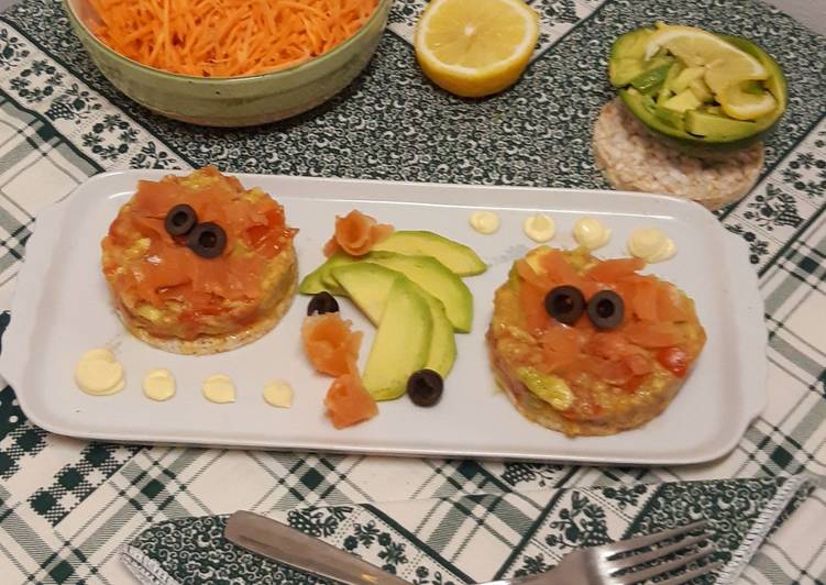 SALMONE AFFUMICATO IN SALSA GUACAMOLE Su gallette ai cereali