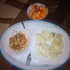 A picture of Fry yam,egg and onion source,and paw paw.zoo.