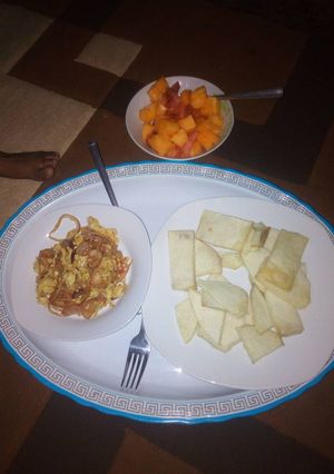 A picture of Fry yam,egg and onion source,and paw paw.zoo.