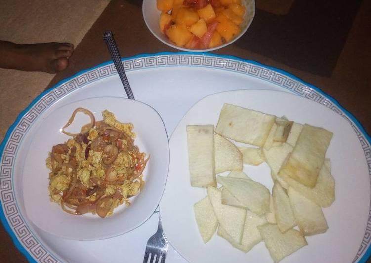 Recipe of Quick Fry yam,egg and onion source,and paw paw.zoo