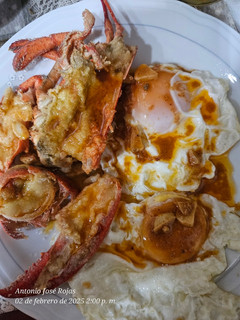 Una foto de Huevos fritos y bogavante frito con vinagreta de jugo de bogavante