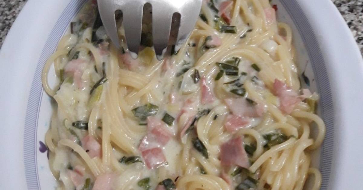 Spaghetti con salsa crema con verdeo y jamón.... Receta de Daniela Brening-  Cookpad