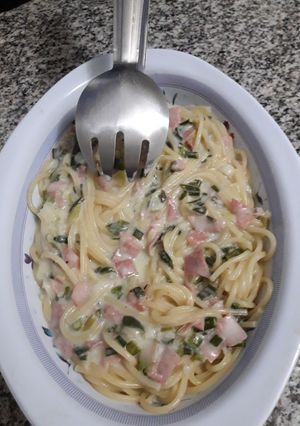 Una foto de Spaghetti con salsa crema con verdeo y jamón....