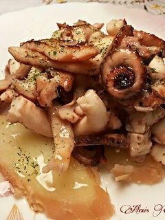 Una foto de Pulpitos al ajillo, con patatas hervidas en su caldo