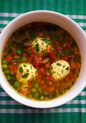 Baconos zöldborsóleves majoránnás túrógombóccal 👌 recept fotója