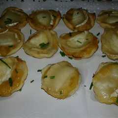 Una foto de Canapés de cebolla caramelizada y rulo de cabra