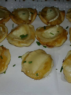 Una foto de Canapés de cebolla caramelizada y rulo de cabra