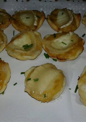 Una foto de Canapés de cebolla caramelizada y rulo de cabra