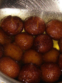 सूजी के गुलाब जामुन (Suji ke Gulab jamun recipe in hindi) रेसिपी मुख्य फोटो