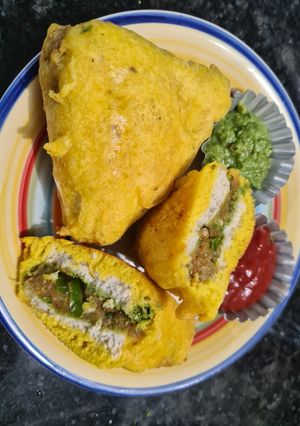 A picture of Bread Pakoda.