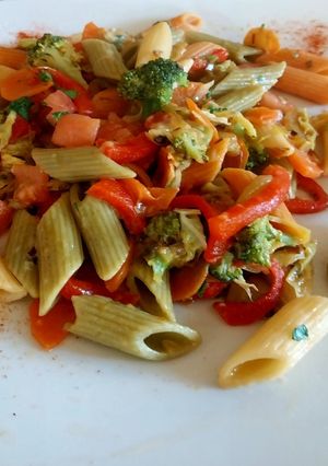 Una foto de Pasta con verduras al wok. ✨️♻️