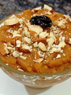 A picture of Besan halwa.