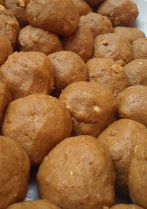 A picture of Gond ke laduu.
