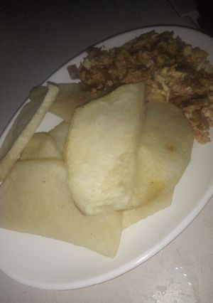A picture of Fried yam with Egg sauce.