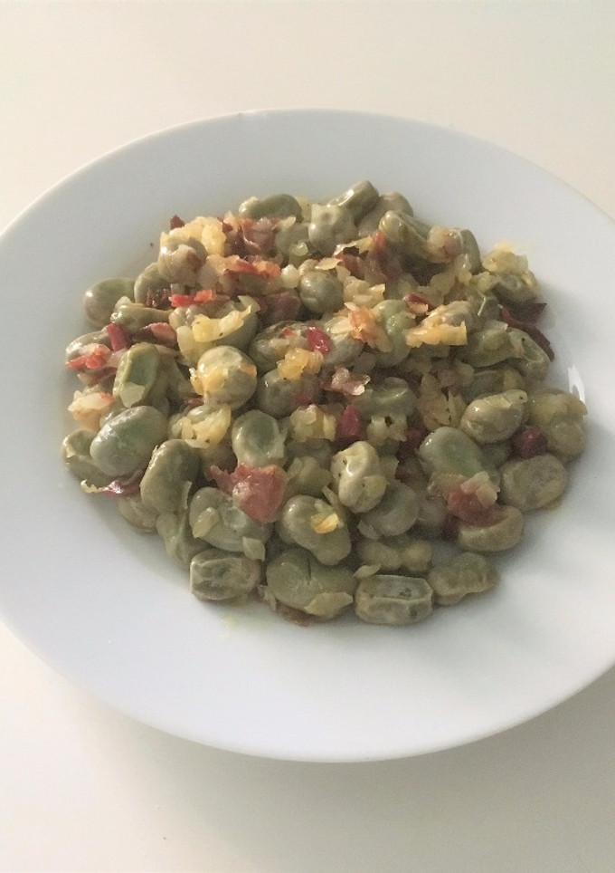 Una foto de Habas encebolladas con jamón