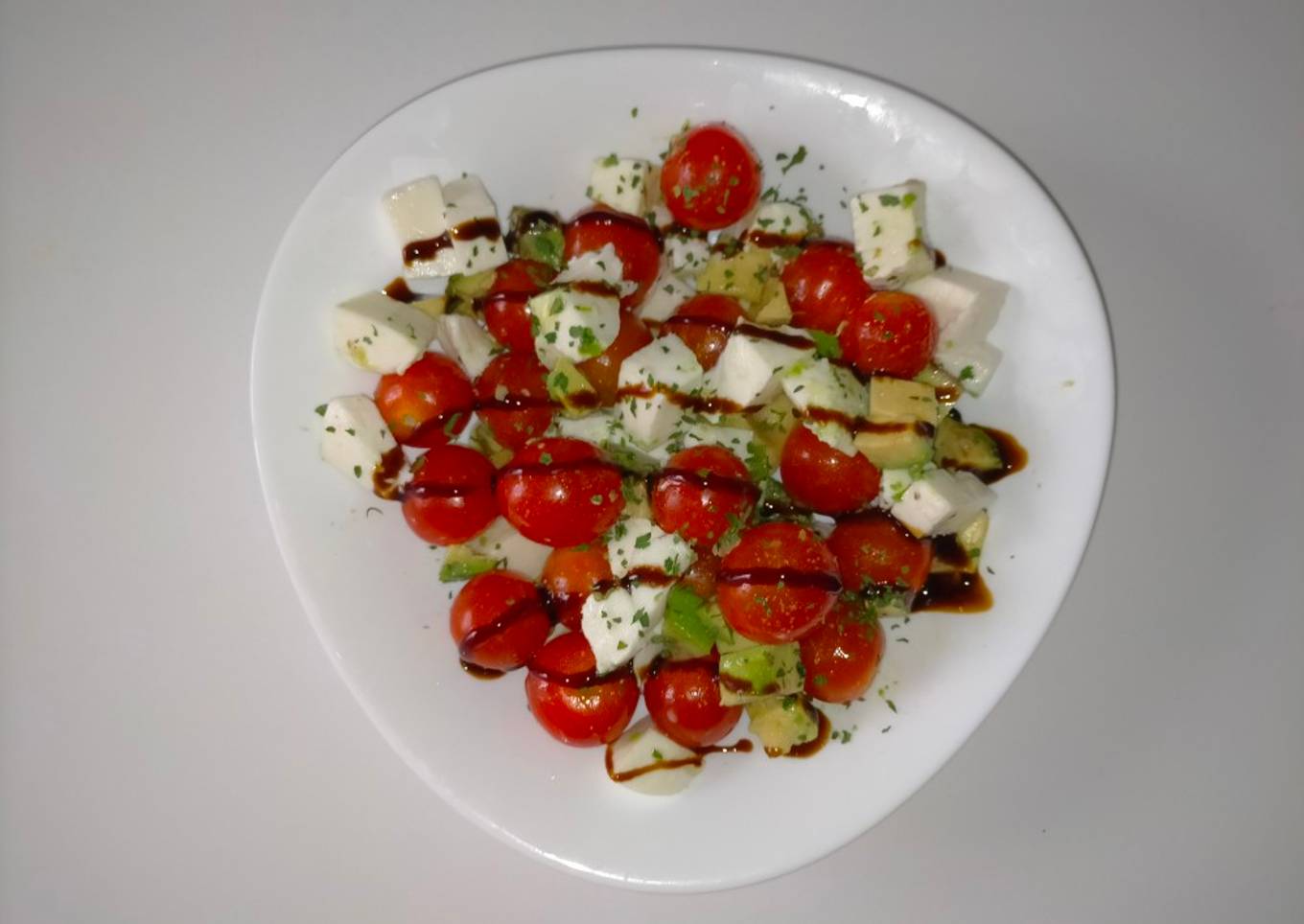 Ensalada caprese con aguacate