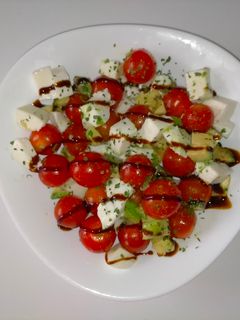 Una foto de Ensalada caprese con aguacate