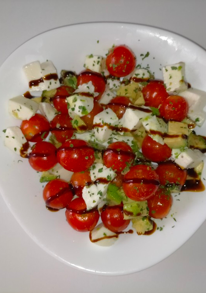 Una foto de Ensalada caprese con aguacate