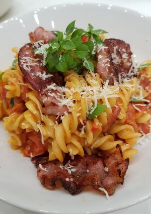 Fusili sült paprikával, koktélparadicsommal, kecskesajttal recept fotója