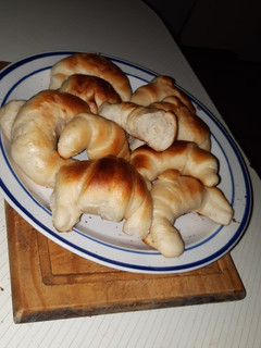 Una foto de Medialunas veganas súper esponjosas, económicas y húmedas!!🥐