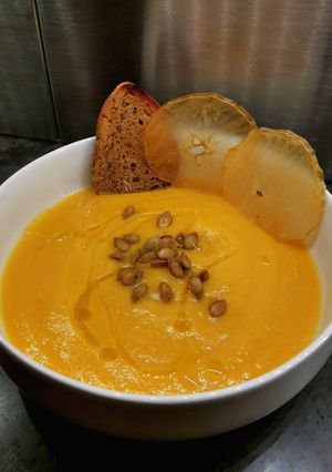 Une photo de Velouté de butternut à la pomme et au curry