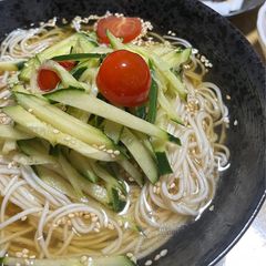 A picture of Cold thin wheat noodles.