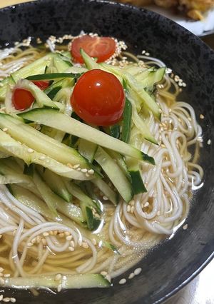A picture of Cold thin wheat noodles.