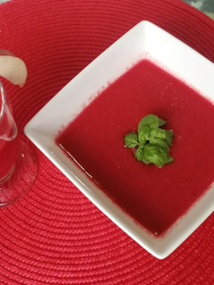 Una foto de Gazpacho de Sandía y remolacha 🌱vegano