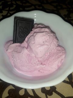 عکسی از دستور بستنی توت فرنگی🍓