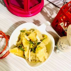 A picture of Sooji ka laddo style halwa.